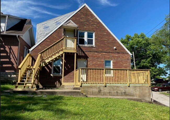 Atrás - 1103 E McCarty St