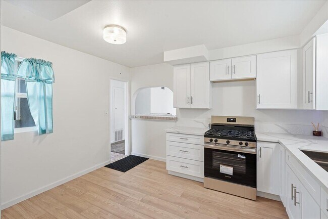 Foto del edificio - 858 Ashfield Ave