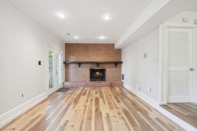 Building Photo - 8160 Electric Ave, Vienna, Va 22182