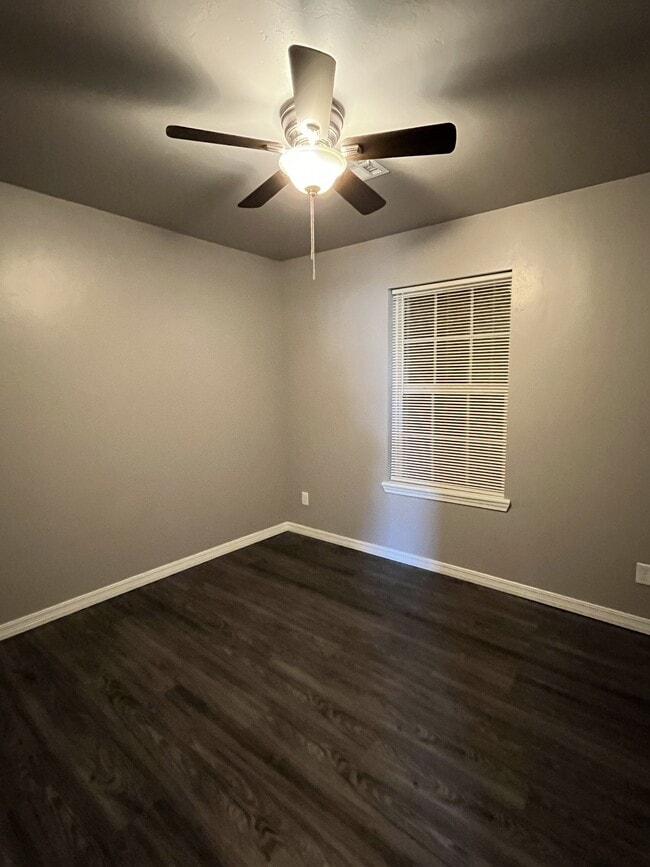 Building Photo - 211 S Ash Ave