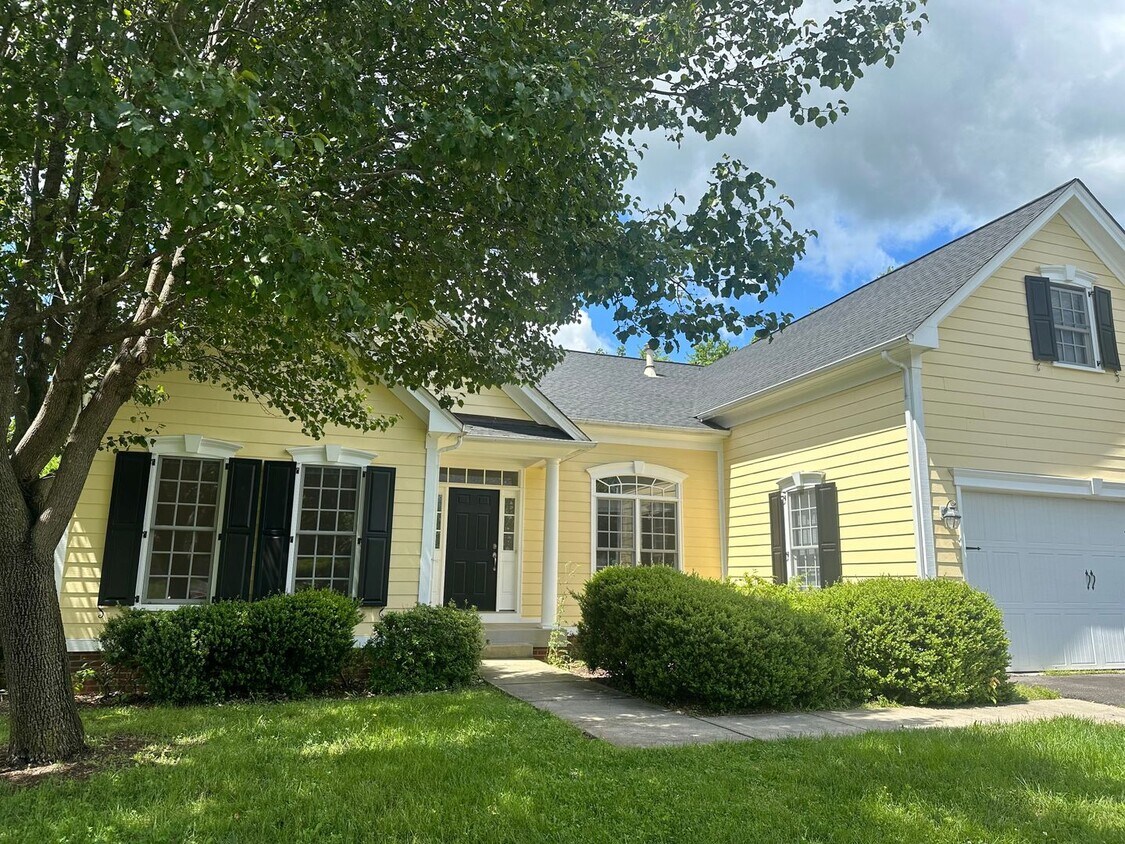 Primary Photo - Fantastic custom built home in the exclusi...