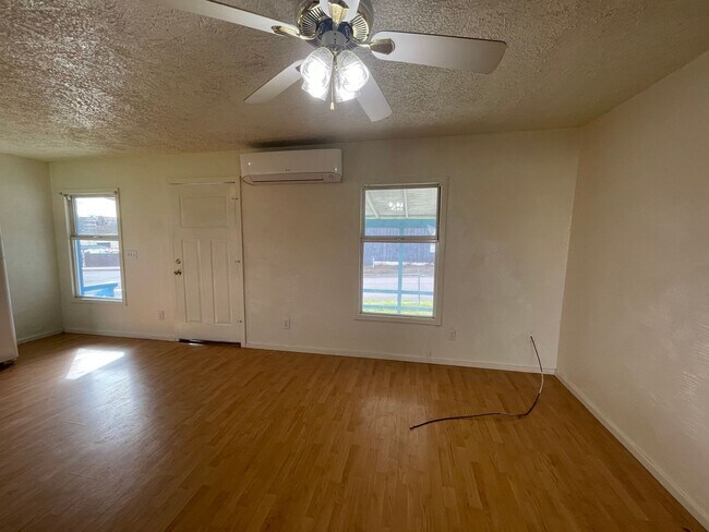 Building Photo - 2 Bedroom House With Large Yard.