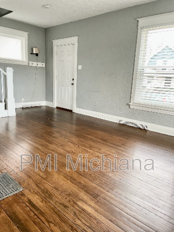 Foto del edificio - 1226 E Madison St