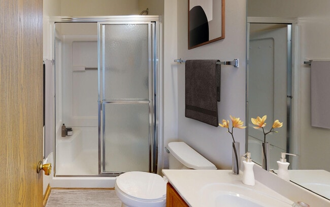 Baño completo con ducha - Hilliard Park Apartments