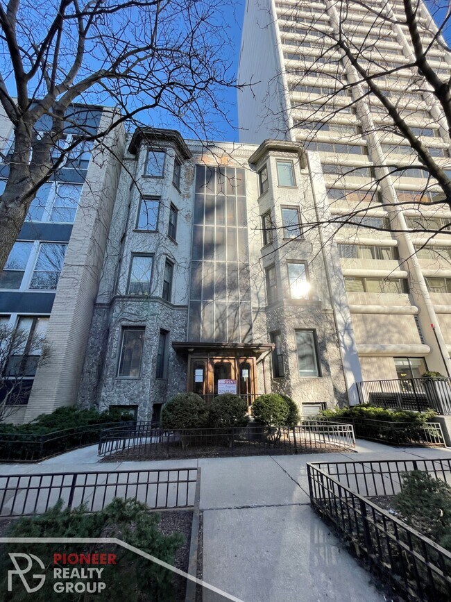 Building Photo - 1421 N Dearborn St
