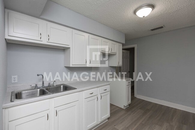 Foto del edificio - 1560 W 17th St