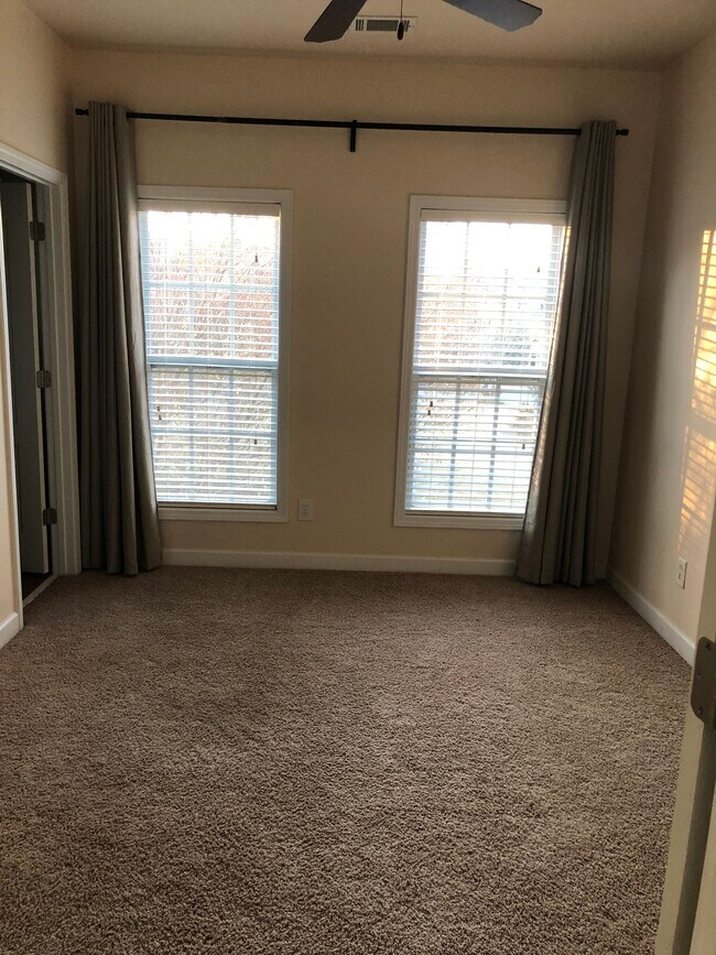 Large Bedroom with tons of natural light, private full bathroom and large walk in closet - 19946 Crew Cottage Ct