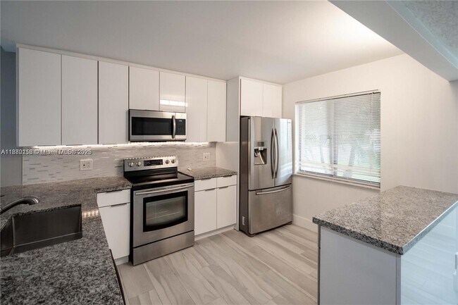Foto del edificio - 16471 Blatt Blvd