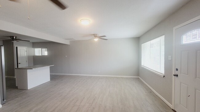 Building Photo - Recently renovated 3 bedroom, 2 bath home ...