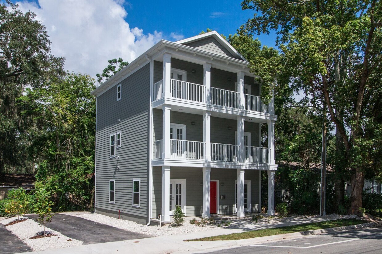 Primary Photo - Luxury 6 Bedroom House - Walk to UF & Soro...