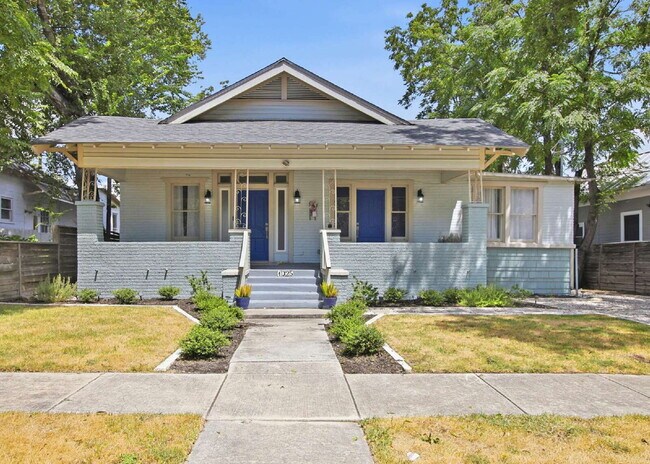 Building Photo - Updated 3 Bedroom Home with Modern Finishes Near Everything Downtown!