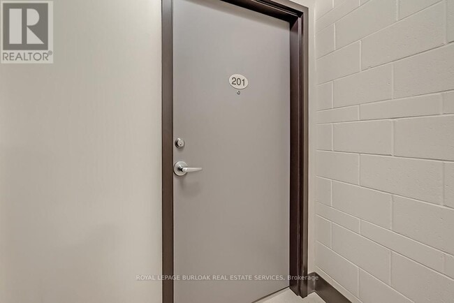 Building Photo - 121 King St E