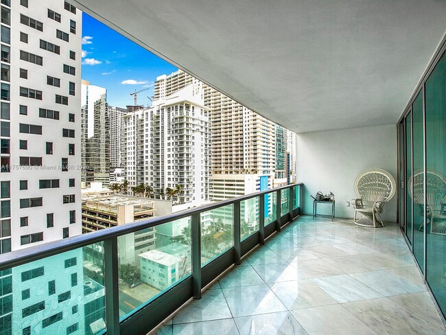 Foto del edificio - 1331 Brickell Bay Dr