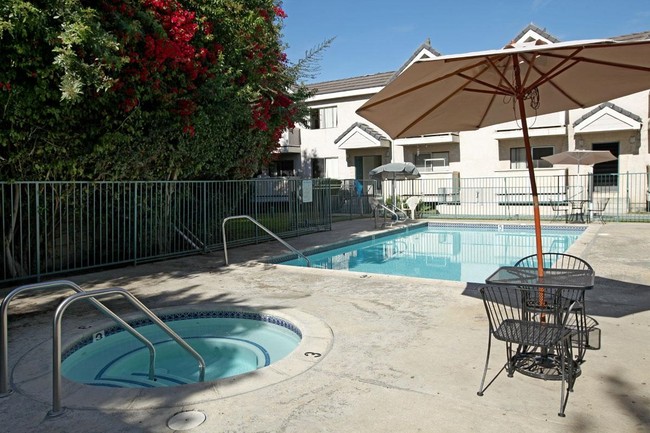 Piscina y spa - Burnett Park Apartment Homes