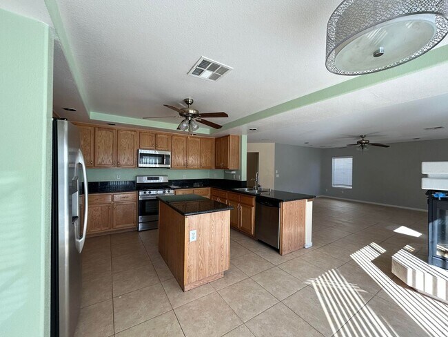 Building Photo - 5 bedroom in Silverado Ranch