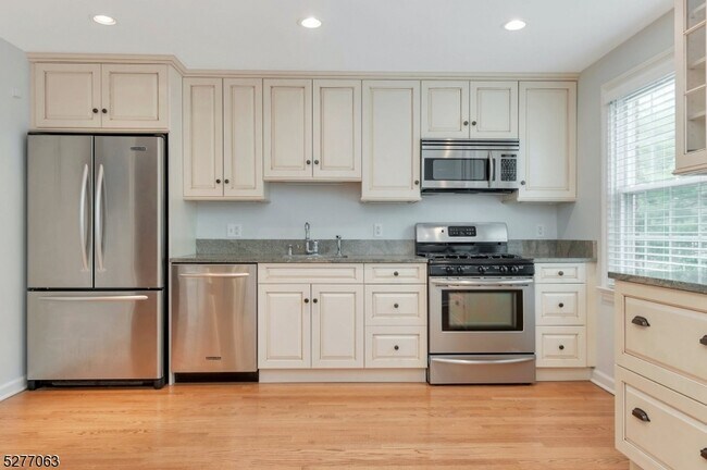 Building Photo - 380 Main St