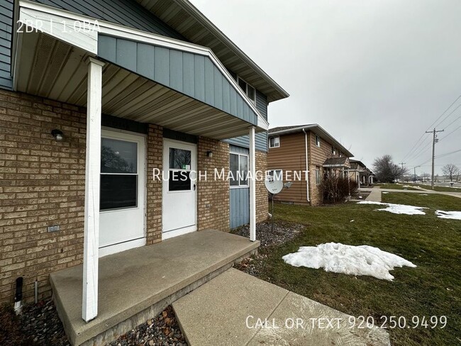 Building Photo - Recently Renovated 2 Bedroom 1 Bath Townho...