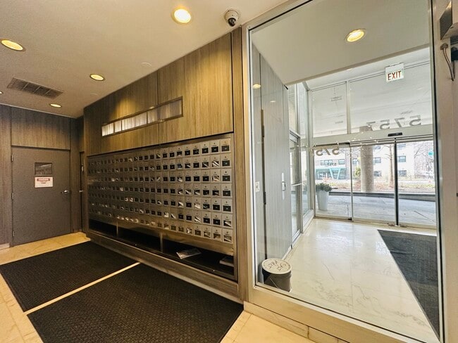 Building Photo - 5757 N Sheridan Rd