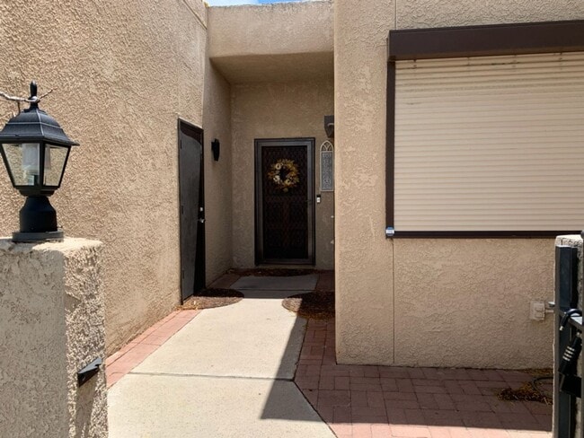 Building Photo - Spacious 3 Bed/5 Bath Townhouse in Gated Community! TWO WEEKS FREE RENT!!