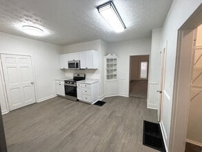 Building Photo - 703 Park Ave