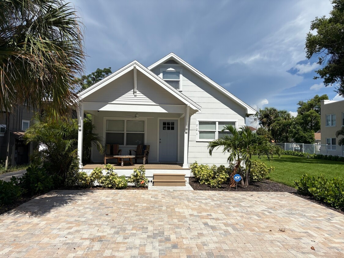 Charming house with off street parking - 701 Oak Ave