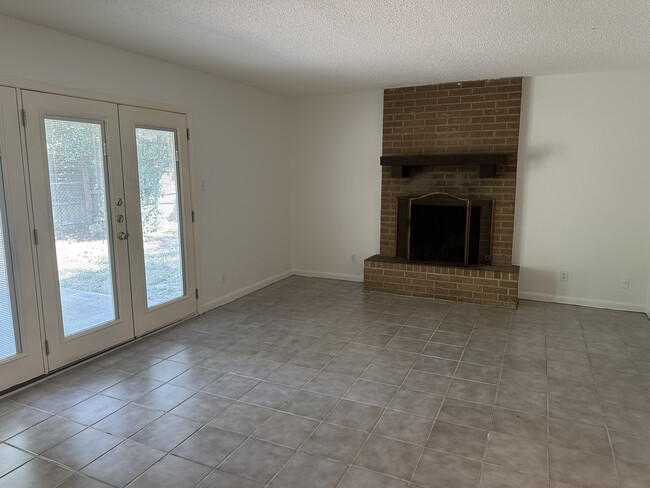 Foto del edificio - 2701 Sweeney Ln
