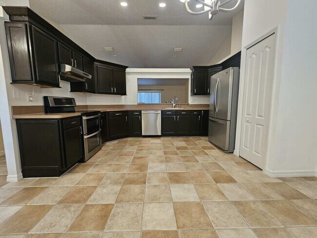 Foto del edificio - Charming 3-Bedroom Home in Prime Clermont ...