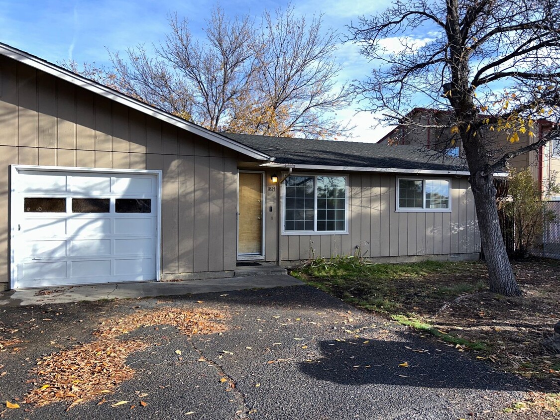 Primary Photo - 2 Bedroom / 1.5 Bathroom Duplex in Redmond...