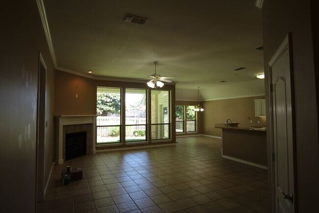Building Photo - 3 bedroom 2 bathroom home in Tyler!