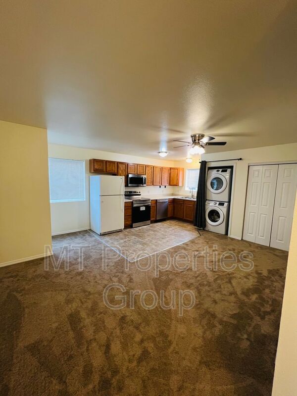 Building Photo - 915 Defoe St