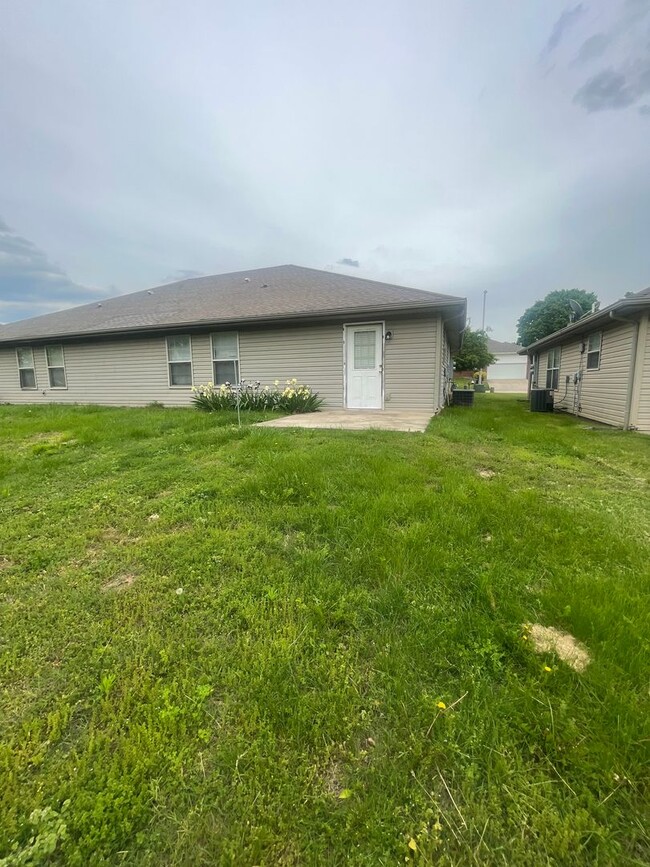 Foto del edificio - Beautiful 3 bedroom 2 full bath 2 car gara...