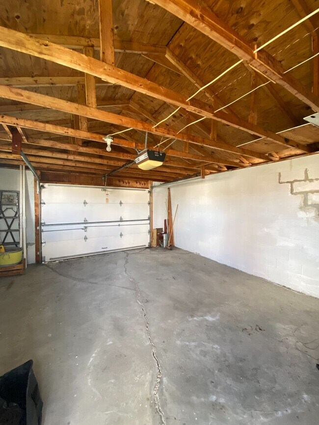 Building Photo - Spacious 2 Bed 1.5 Bath Home with Garage f...