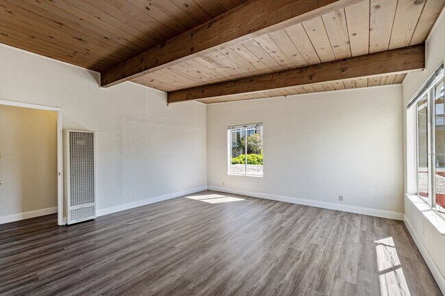 Foto del edificio - 2325 Russell St