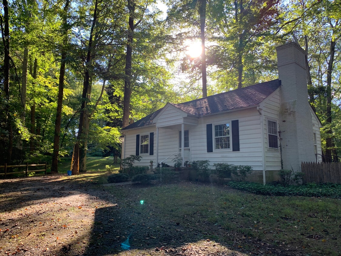Outside front with driveway - 5 Cliffholme Rd