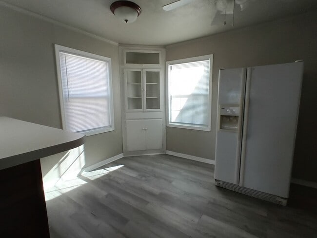 Building Photo - Lots of Space!