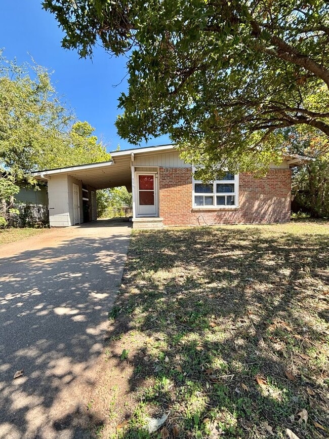 Building Photo - NOW AVAILABLE - 3 Bedroom home!