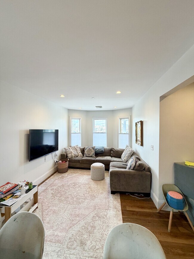 Foto del edificio - 143 E Cottage St