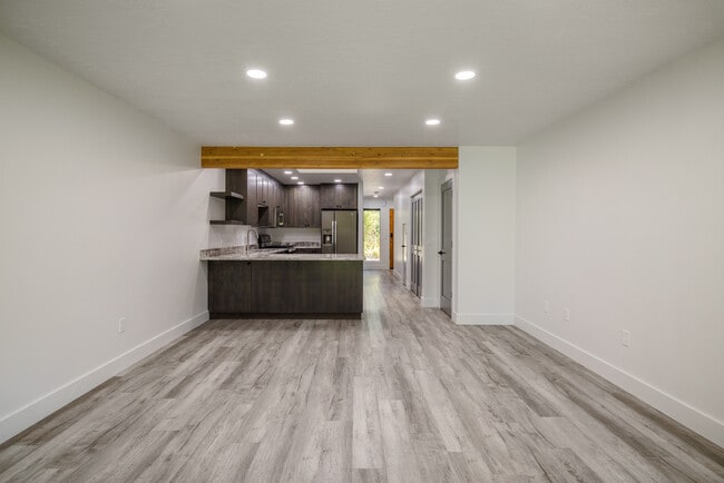 Building Photo - 329 E Pueblo Ct