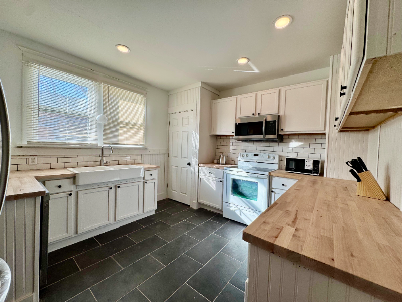 Primary Photo - 1400 Bemis St SE
