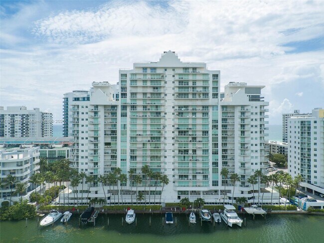 Foto del edificio - 5900 Collins Ave