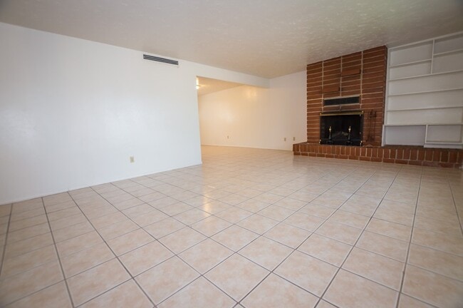 Building Photo - Large Corner Lot Santé Fe Home, Over 1650 ...