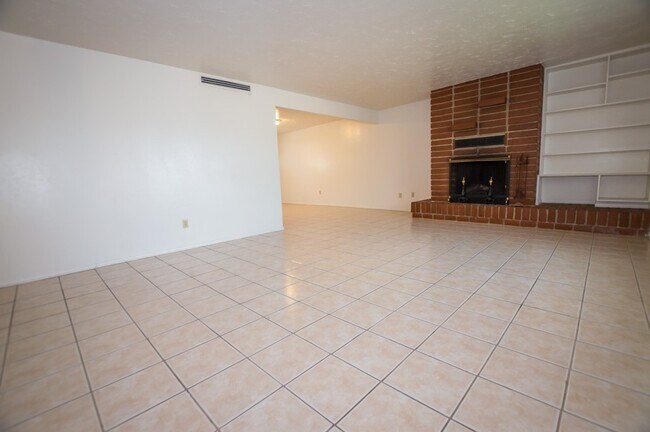 Foto del edificio - Large Corner Lot Santé Fe Home, Over 1650 ...