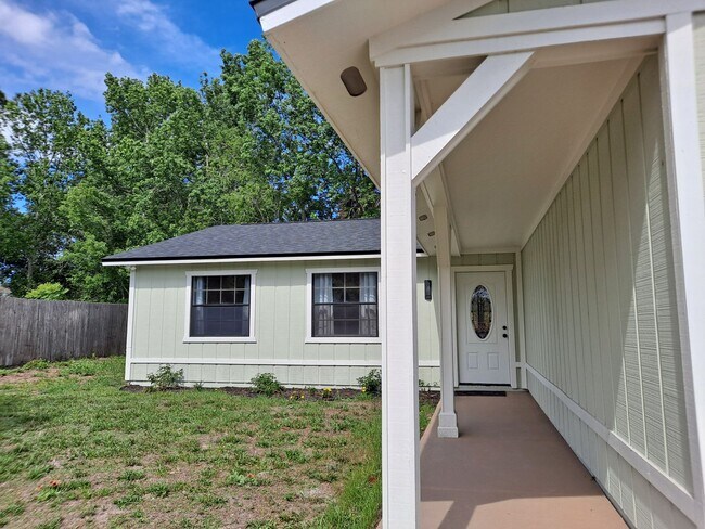 Building Photo - UPDATED 3BR 2BA WITH 2 CAR GARAGE FOR RENT