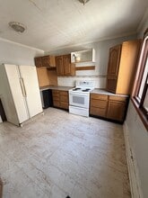 Building Photo - 627 9th St E