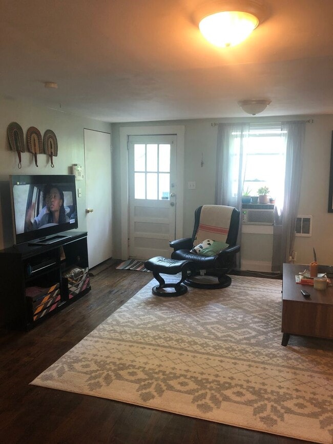 Photo - Charming 2 Bed/ 1 Bath upstairs Apartment ...