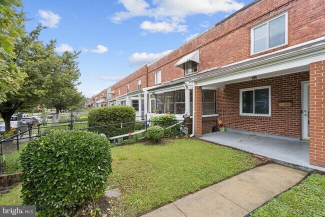 Building Photo - 128 33rd St NE