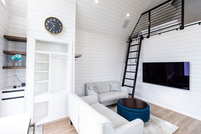 Foto del edificio - A Micro Home That Doesn't Feel Small!