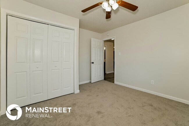 Foto del edificio - 5805 Whisper Wood Rd