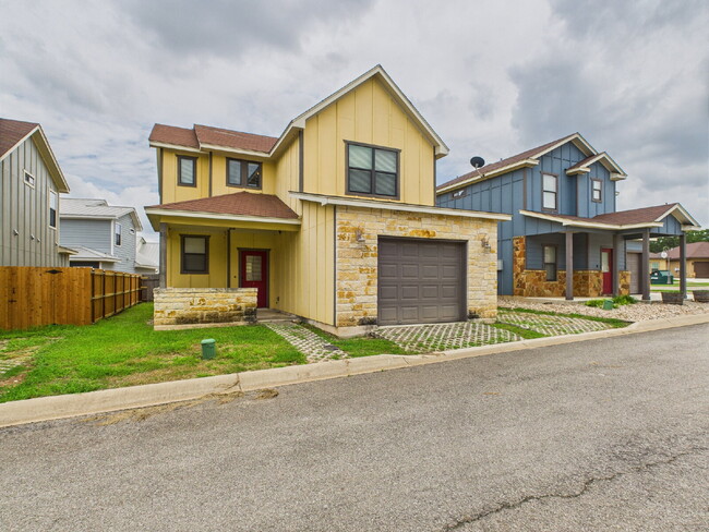 Building Photo - 3-Bedroom Retreat with 2.5 Baths in Freder...