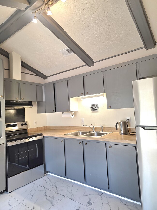 Foto del edificio - 651 Ynestra Dr